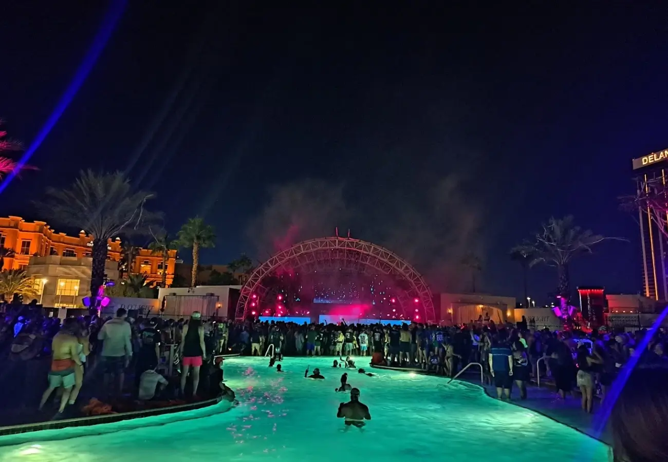 DAYLIGHT Beach Club image 3