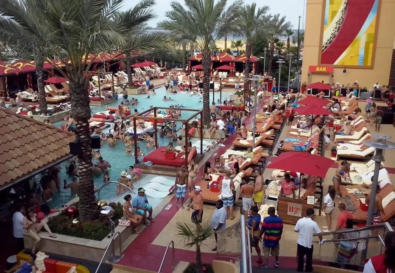 H2O Pool at Golden Nugget image 4